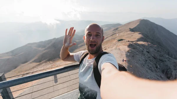 Male tourist on a viewing platform of Tahtali Mountain in Turkey, Kemer, Antalya — Stock Photo, Image