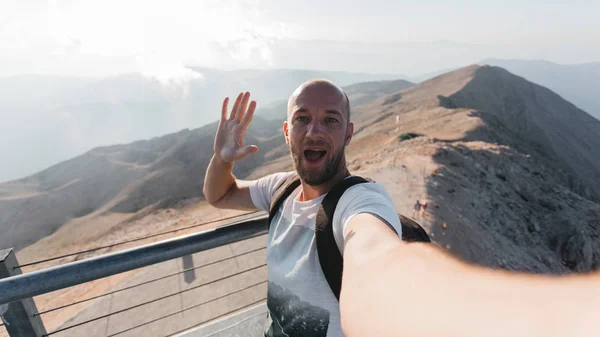 Man turist på en plattform för visning av Tahtali Mountain i Turkiet, Kemer, Antalya — Stockfoto