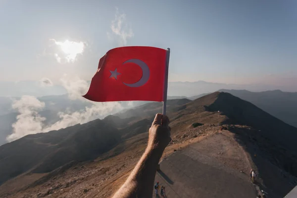 おうし座山脈を背景にしたトルコの国旗 — ストック写真