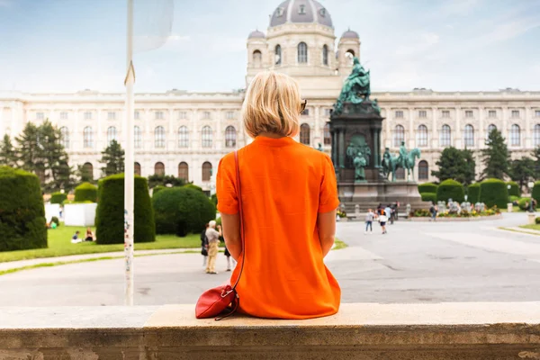位于维也纳自然历史博物馆附近的玛丽亚 · 特雷莎广场背景上的年轻女性游客. — 图库照片