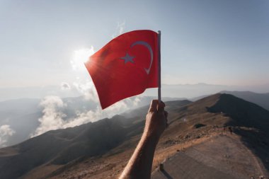 Toros Dağları'nın arka planında Türkiye bayrağı