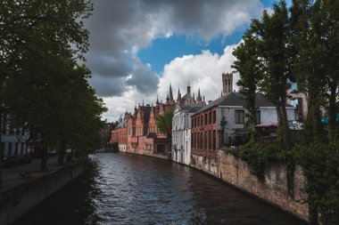 Belçika 'nın Bruges şehrinin birçok güzel caddesinden birinin manzarası