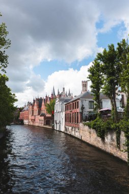 Belçika 'nın Bruges şehrinin birçok güzel caddesinden birinin manzarası