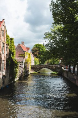Belçika 'nın Bruges şehrinin birçok güzel caddesinden birinin manzarası