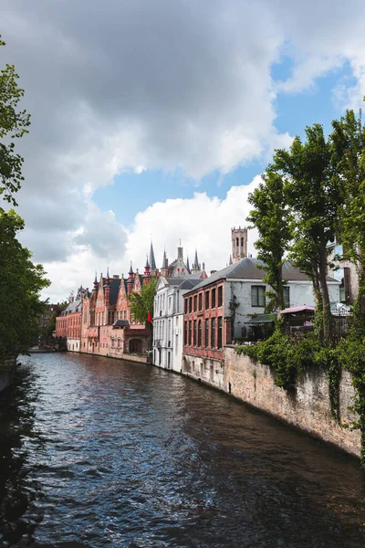 Belçika 'nın Bruges şehrinin birçok güzel caddesinden birinin manzarası