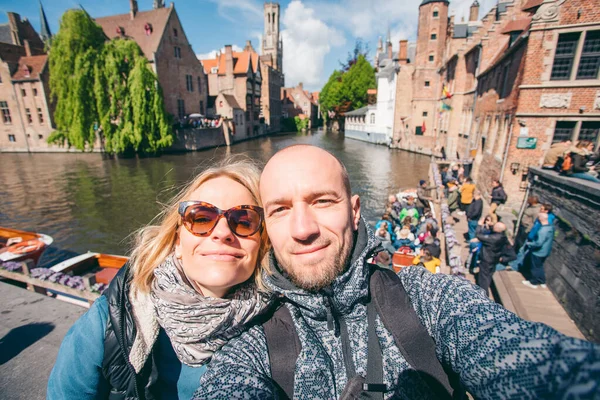 Casal jovem tira fotos selfie na rua principal de Bruges, Bélgica . — Fotografia de Stock