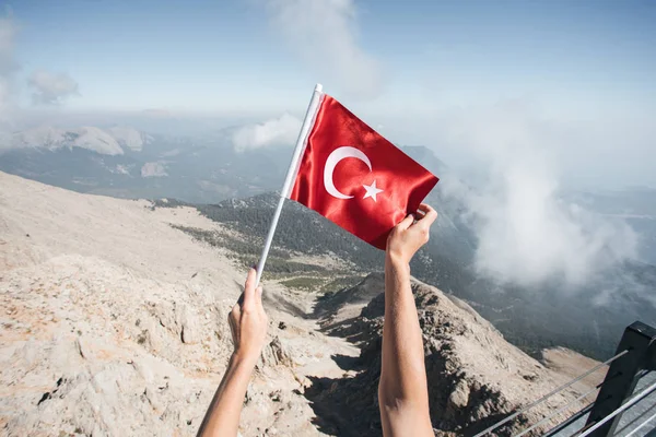 टॉरस पर्वतों की पृष्ठभूमि के खिलाफ तुर्की का ध्वज — स्टॉक फ़ोटो, इमेज