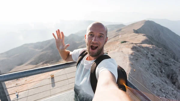 Male tourist on a viewing platform of Tahtali Mountain in Turkey, Kemer, Antalya — Stock Photo, Image