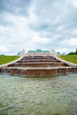 Avusturya, Viyana 'daki Belvedere Sarayı önünde güzel bir şelale çeşmesi