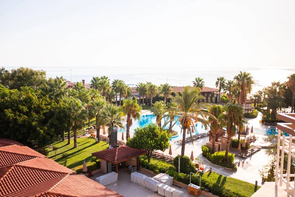 Territoire d'un hôtel de luxe avec piscine et vue mer — Photo