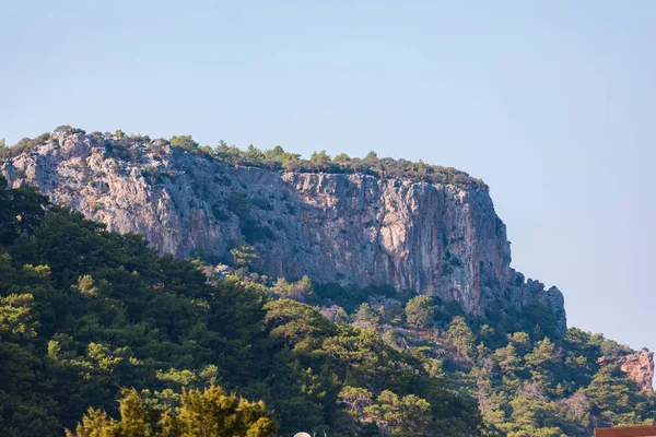 Krajobraz górski z wystającą skałą na tle zieleni — Zdjęcie stockowe