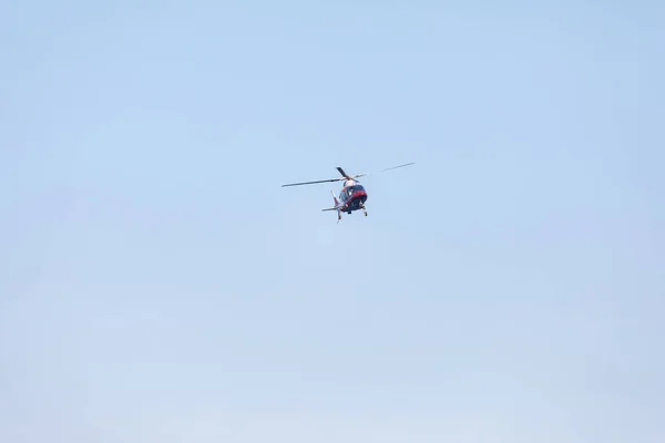 Petit hélicoptère privé sur fond de ciel bleu — Photo