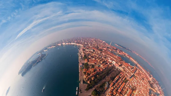 Az antenna 180 fokos panorámája. Panoráma légi kilátással Velence, Olaszország — Stock Fotó