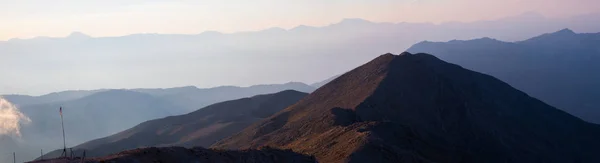 Панорама гір на заході сонця, сутінки — стокове фото