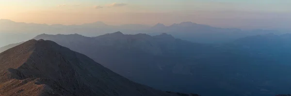 Велика панорама гір на заході сонця, сутінки — стокове фото