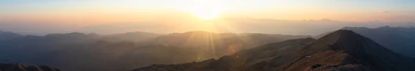 Stort panorama över bergen vid solnedgången, skymning — Stockfoto