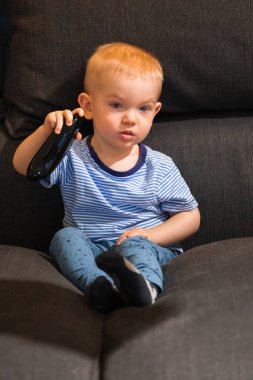 TV izleyen küçük çocuk.