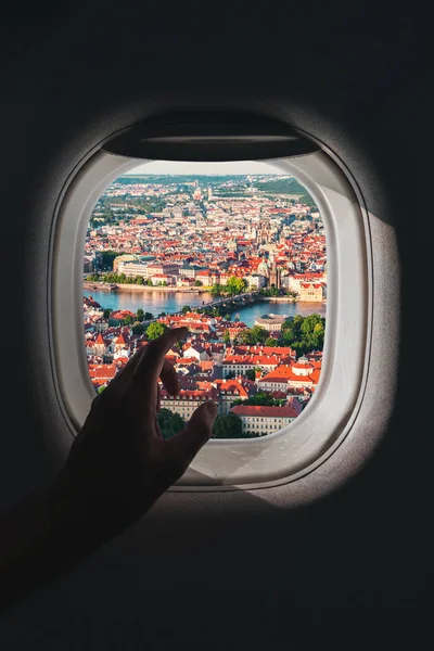 Flugzeugfenster mit einem Luftpanorama von Prag, Tschechische Republik während eines Fluges — Stockfoto