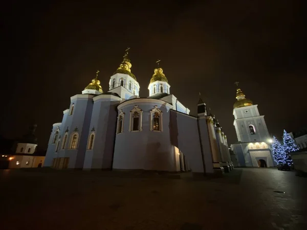 Cattedrale di San Michele a Kiev con illuminazione notturna — Foto Stock