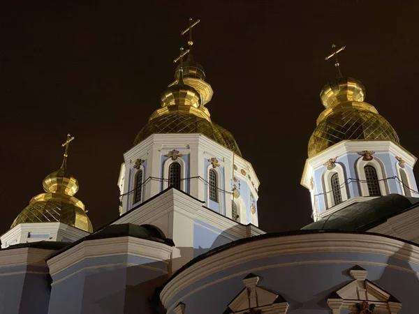 St. Michaels Kathedraal in Kiev met nachtverlichting — Stockfoto