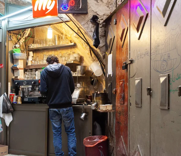 Ein mann brüht kaffee auf der straße in der altstadt jerusalem, israel — Stockfoto