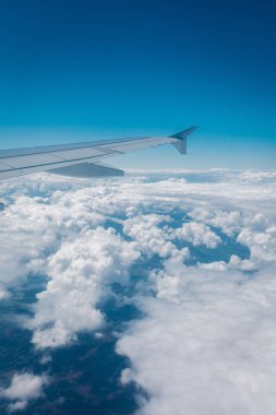 Uçuş sırasında kanat uçakları irtifada