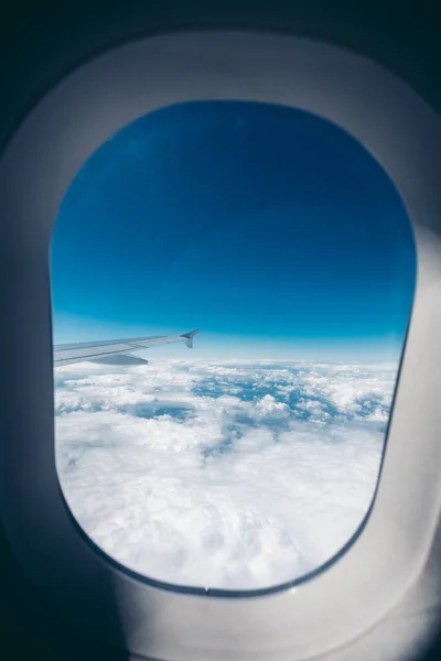 Ventana de portillo del avión durante el vuelo — Foto de Stock