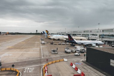 Havaalanına park etmiş bir uçak.