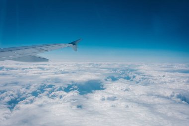 Uçuş sırasında kanat uçakları irtifada