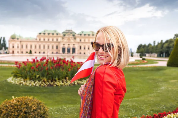 Kvinnlig resenär på bakgrunden av Belvedere Palace komplex i Wien, Österrike. — Stockfoto
