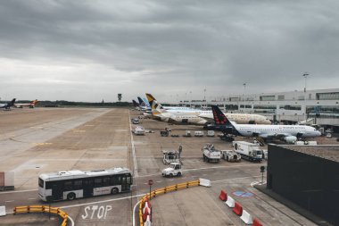 Havaalanına park etmiş bir uçak.