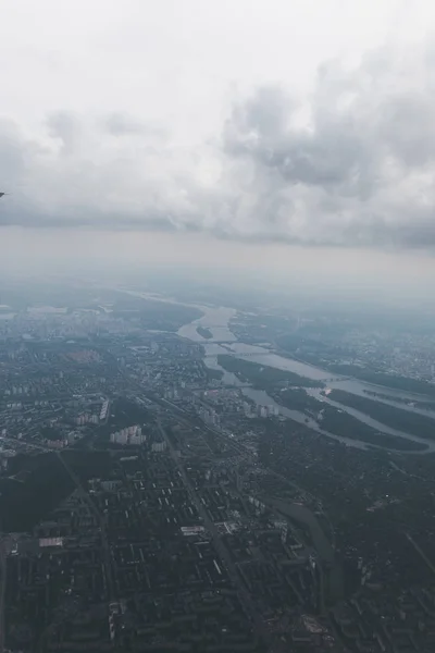 Kyjevské město s oknem letadla, Ukrajina — Stock fotografie
