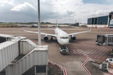 Havaalanına park etmiş bir uçak.