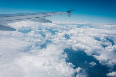 Uçuş sırasında kanat uçakları irtifada