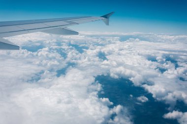 Uçuş sırasında kanat uçakları irtifada