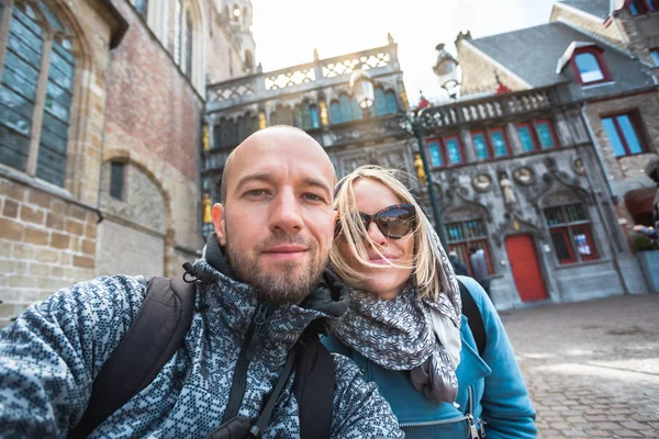 比利时布鲁日Burg广场圣血教堂背景下的一对年轻夫妇游客. — 图库照片