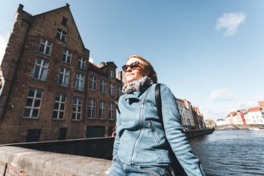 Belçika 'nın Bruges şehrinde oturan ve eğlenen kadın turist