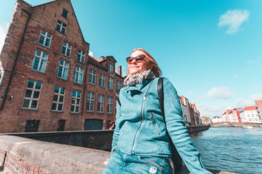 Belçika 'nın Bruges şehrinde oturan ve eğlenen kadın turist