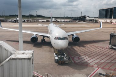 Havaalanına park etmiş bir uçak.