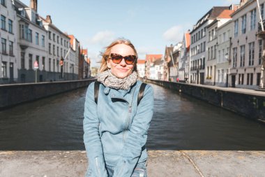 Belçika 'nın Bruges şehrinde oturan ve eğlenen kadın turist