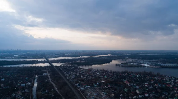 Schöne Panorama-Luftaufnahme des Dnjepr und der Nordbrücke oder Moskauer Brücke vom linken Ufer. — Stockfoto