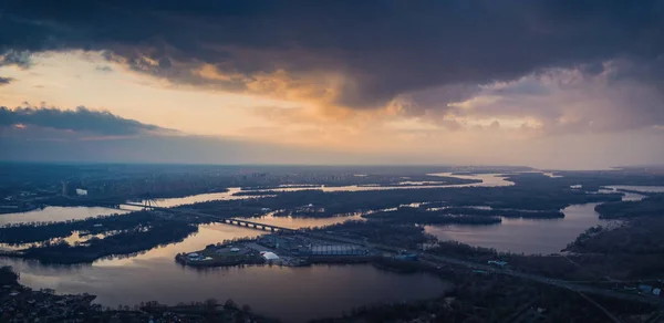 左側の銀行からドニエプル川と北橋またはモスクワ橋の美しいパノラマの空中風景. — ストック写真