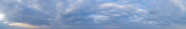 Gran panorama del cielo atardecer con hermosas nubes . —  Fotos de Stock