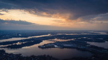Dinyeper Nehri 'nin ve Kuzey Köprüsü' nün ya da Moskova Köprüsü 'nün güzel panoramik manzarası..