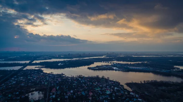 Schöne Panorama-Luftaufnahme des Dnjepr und der Nordbrücke oder Moskauer Brücke vom linken Ufer. Stockbild