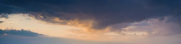 Grand panorama du coucher du soleil du soir avec des nuages bleu foncé . — Photo