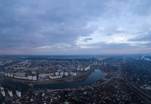 Flygfoto över den vänstra stranden av floden Dnepr nära sjön Radunka, Kiev, Ukraina — Stockfoto