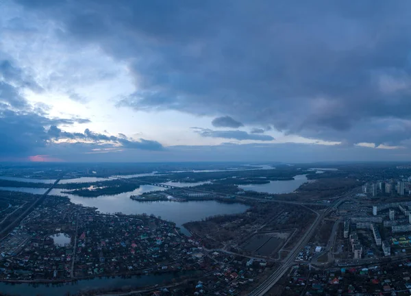 Dinyeper Nehri 'nin ve Kuzey Köprüsü' nün ya da Moskova Köprüsü 'nün güzel panoramik manzarası.. — Stok fotoğraf