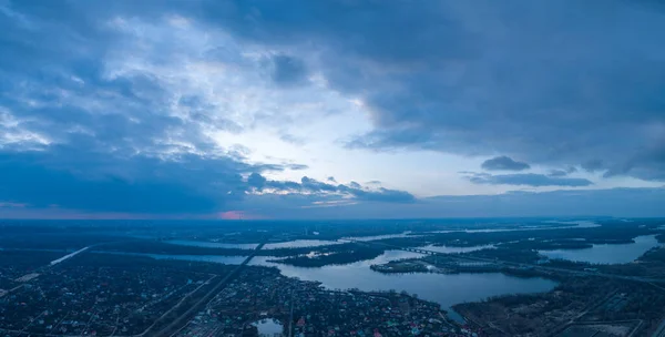 Schöne Panorama-Luftaufnahme des Dnjepr und der Nordbrücke oder Moskauer Brücke vom linken Ufer. lizenzfreie Stockfotos