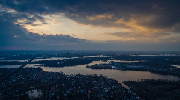 Piękny panoramiczny widok z lotu ptaka na rzekę Dniepr i Most Północny lub Most Moskiewski z lewego brzegu. — Zdjęcie stockowe